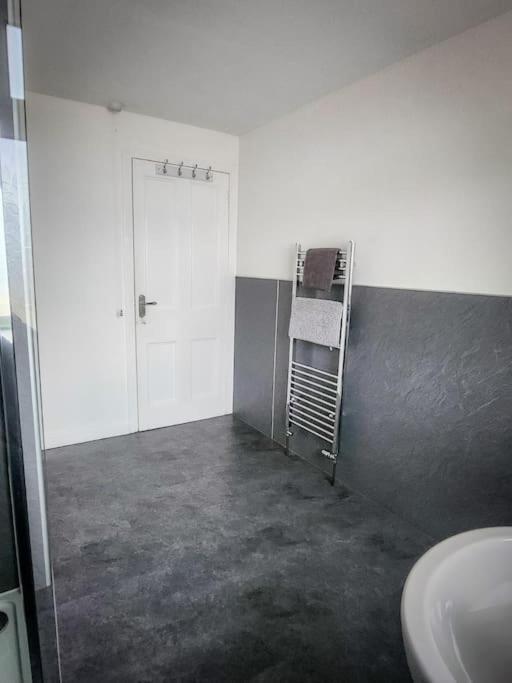 Central 2-Bedroom Bunglow With Double Sofa Bed カーヌスティ エクステリア 写真