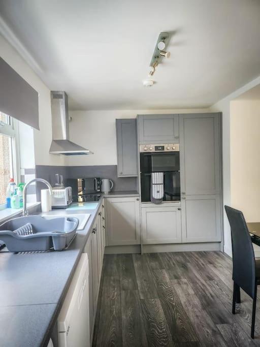 Central 2-Bedroom Bunglow With Double Sofa Bed カーヌスティ エクステリア 写真